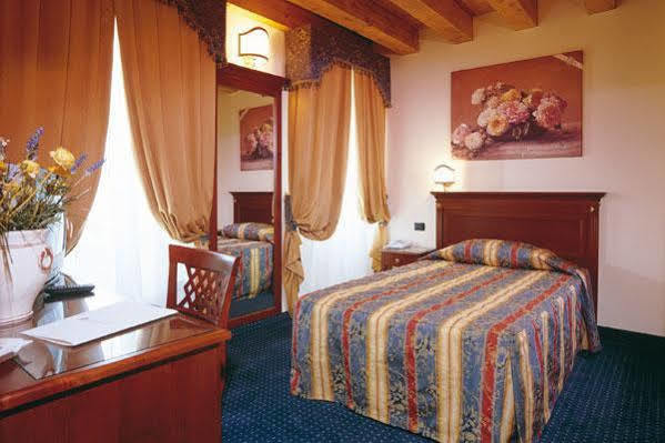Hotel Villa Dei Carpini Одерцо Экстерьер фото